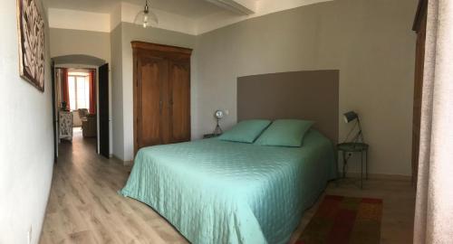 1 dormitorio con 1 cama grande con almohadas azules en APPARTEMENT BASTIA AU PIED DU VIEUX PORT, en Bastia