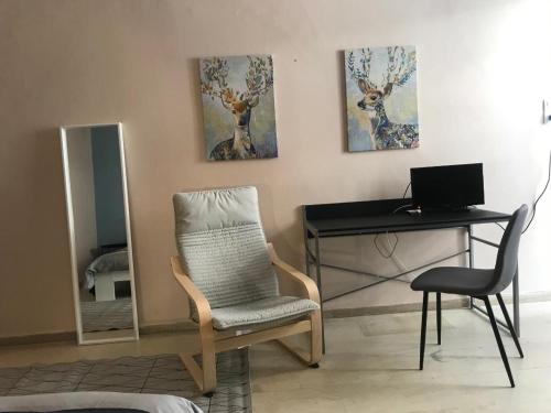 TV a/nebo společenská místnost v ubytování KALAMATA CITY CENTER STUDIO