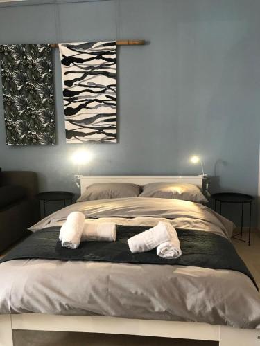 um quarto com uma cama com duas toalhas em KALAMATA CITY CENTER STUDIO em Kalamata