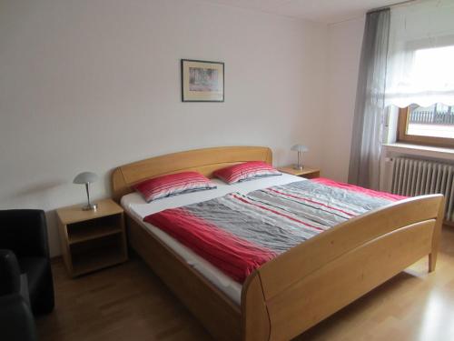 Osann-MonzelにあるWeingut Arnold Paulyのベッドルーム1室(赤い枕2つ付)