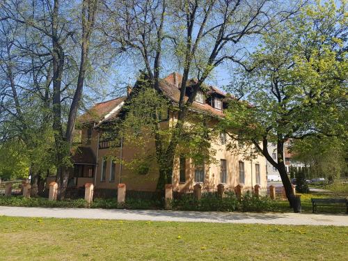 een oud huis met klimop erop bij Hotel Pod Zamkiem in Olsztyn