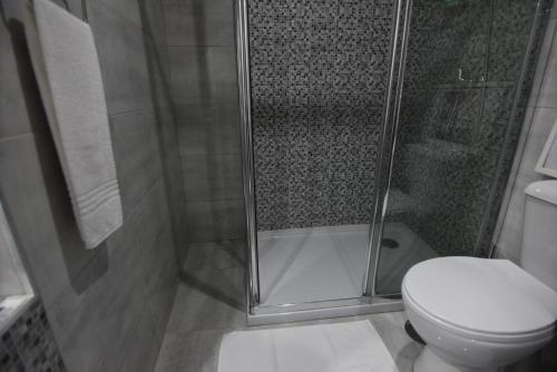a bathroom with a shower with a toilet and a shower at Casa da Avó Lurdes in Póvoa de Varzim