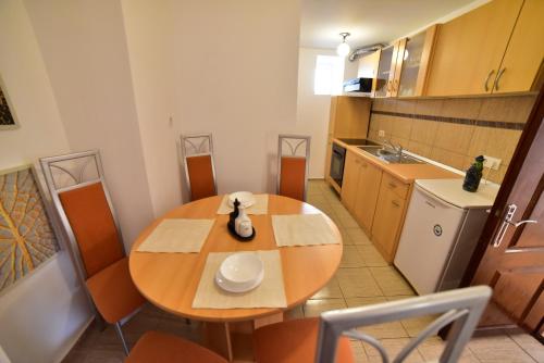 - une petite cuisine avec une table en bois dans une chambre dans l'établissement FLH - Emma Apartment, à Sibiu