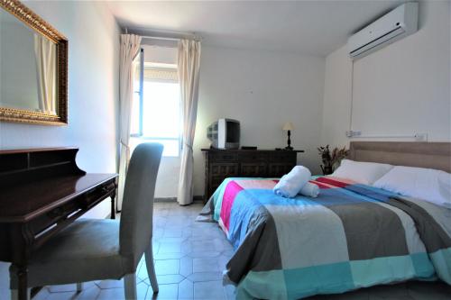 una camera con letto, scrivania e pianoforte di 908 Minerva Apartamentos - Vistas al mar - Piscina y Playa a Benalmádena