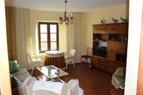 Herrera de Pisuerga的住宿－La Cuarta，客厅配有沙发和桌子