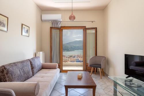 A television and/or entertainment centre at Alexandra's Cozy Sea View Apartment