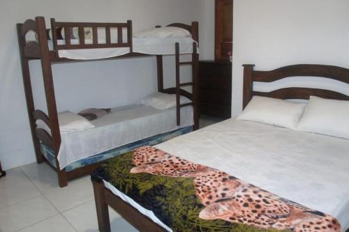 Divstāvu gulta vai divstāvu gultas numurā naktsmītnē Boullevard Villa da Serra