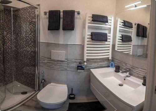 e bagno con servizi igienici, lavandino e doccia. di Portofino House a Camogli