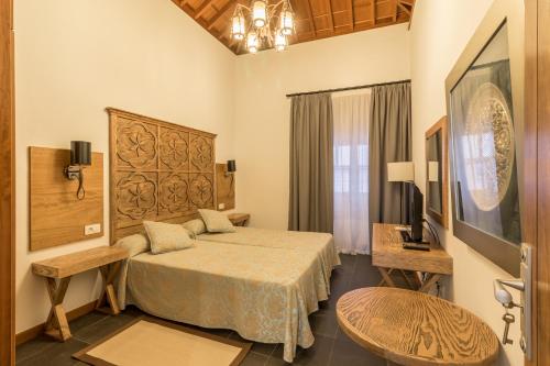 um quarto de hotel com uma cama e uma mesa em Apartamentos Emblemáticos Ki_tapenas em Santa Cruz de la Palma