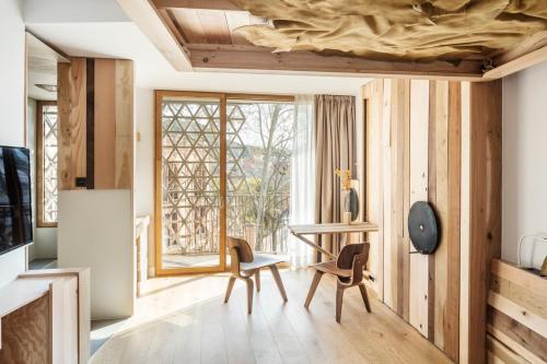 a kitchen with a table and chairs and a window at Somiatruites in Igualada