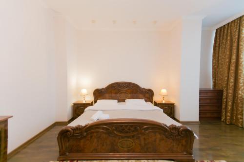 Ein Bett oder Betten in einem Zimmer der Unterkunft Diplomat Apartment on Sarayshyq st 34