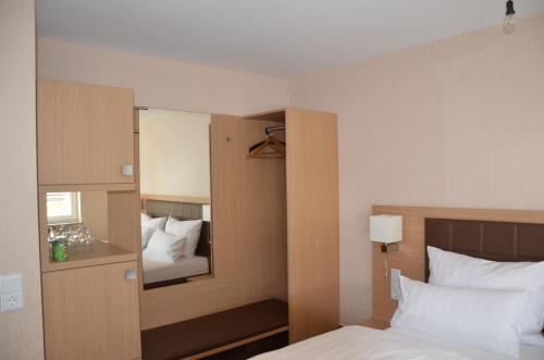 Llit o llits en una habitació de Hotel Ortel