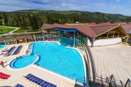 eine Aussicht auf einen Pool in einem Resort in der Unterkunft Apartmány Goral Oravice in Vitanová