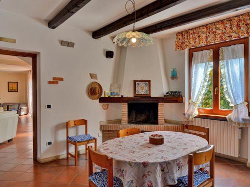 una sala da pranzo con tavolo e camino di Villa Magnolia a Bolsena