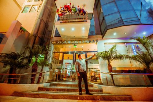 Grima Hotel في هانوكو: رجل واقف امام مبنى