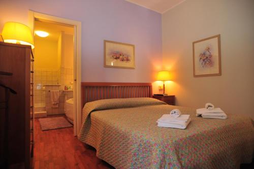 ポルト・サン・ジョルジョにあるBelsit Bed&Breakfastのベッド2台とバスルームが備わるホテルルームです。