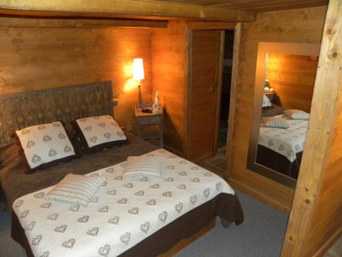 une petite chambre avec un lit et un miroir dans l'établissement CHALET GRINCH 90m2, 3 Sdb, skis aux pieds, wifi, à Tignes