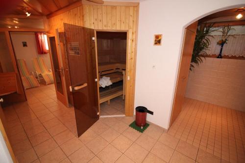 una stanza vuota con un armadio e una porta in una stanza di Hotel-Pension Birkenhof a Kötschach-Mauthen