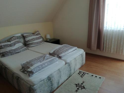 シオーフォクにあるEdit Ferienwohnung Siofokのベッド(枕付)が備わる客室です。