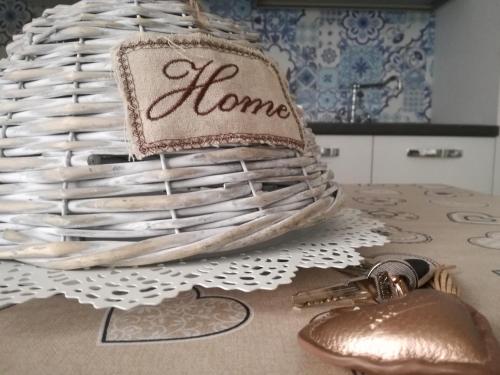 a basket with a home sign on a kitchen counter at Romantico Rifugio in Guardiagrele