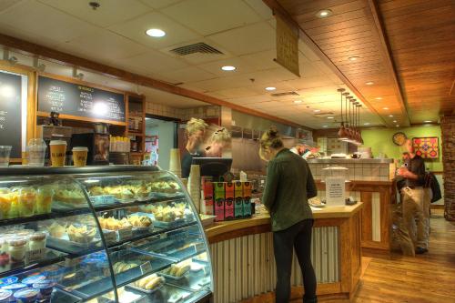 una donna in piedi al bancone di una panetteria di Bear Creek Mountain Resort a Breinigsville