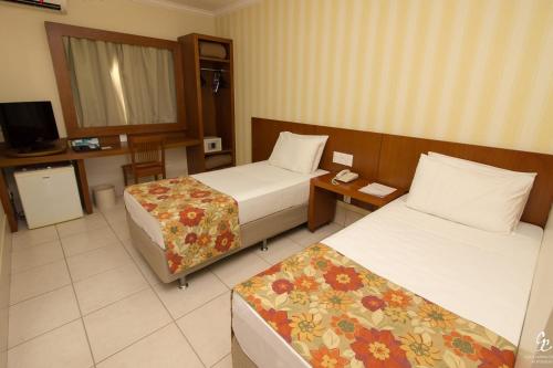 Un pat sau paturi într-o cameră la Gelps Hotel