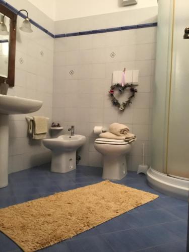 a bathroom with a toilet and a sink at Il Montetto Mare e Natura in Arcola