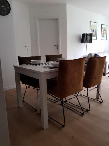 a dining room with a table and chairs at Apartament Okrzei in Kłodzko