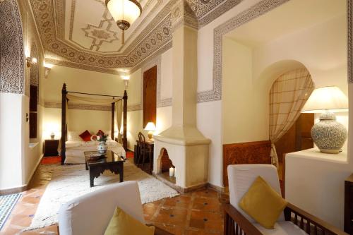 - un salon avec un canapé, une table et des chaises dans l'établissement Riad Daria Suites & Spa, à Marrakech