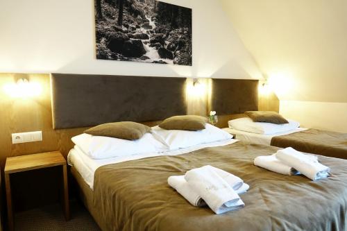 Llit o llits en una habitació de ZAJAZD BIAŁCZAŃSKI Dom Wypoczynkowy Restauracja