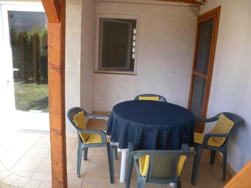 einen blauen Tisch und Stühle in einem Zimmer in der Unterkunft Holiday home in Fonyod/Balaton 36989 in Fonyód
