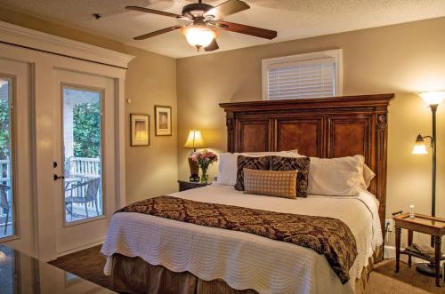 una camera con letto e ventilatore a soffitto di At Journey's End a St. Augustine