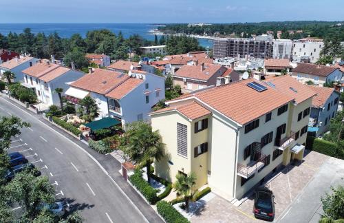 una vista aérea de una ciudad con una calle en Apartments Jasmina, en Poreč