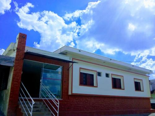 a house with the sky in the background at Hotel Casa Grande Max in Marília
