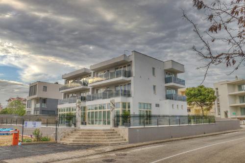 a white building with stairs in front of it at Hotel Modo in Pula