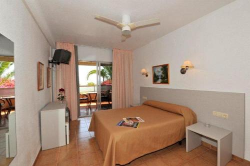 a hotel room with a bed and a balcony at Hostal Velilla in Almuñécar