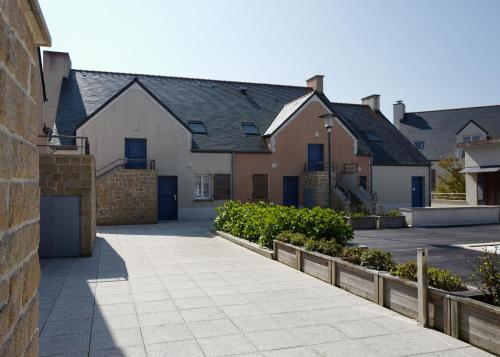 a row of houses with a driveway at Guilvinec Parc Residence in Le Guilvinec