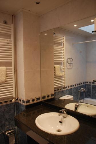 a bathroom with a sink and a mirror at Hostal La Placeta in Camprodon