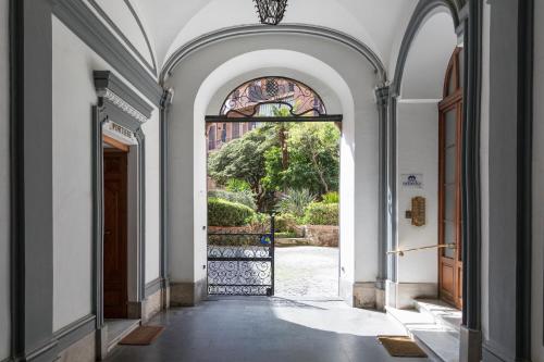 einen Eingang zu einem Gebäude mit offener Tür in der Unterkunft Sonder Piazza San Pietro in Rom