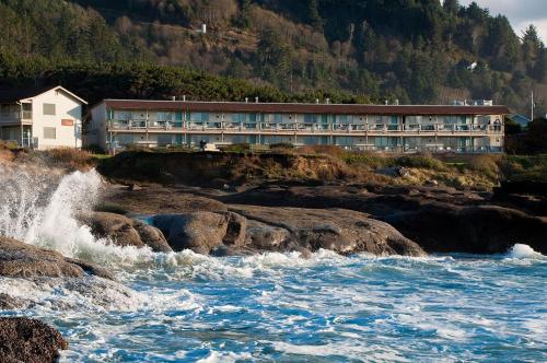 ヤハッツにあるFireside Motelの波の川辺の建物