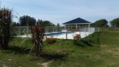 Kolam renang di atau dekat dengan Los manzanos .