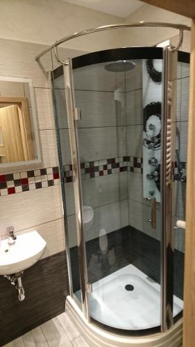 y baño con ducha y lavamanos. en Nowy apartament Bydgoszcz centrum, en Bydgoszcz