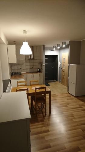 een keuken en eetkamer met een tafel en stoelen bij Nowy apartament Bydgoszcz centrum in Bydgoszcz