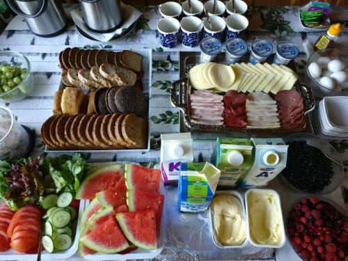 Makanan di atau berdekatan rumah tamu ini