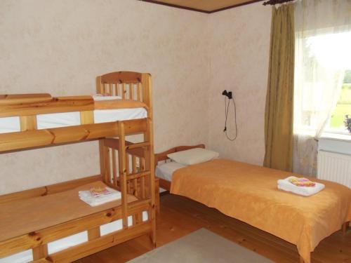 1 dormitorio con 2 literas y ventana en Kure Guesthouse en Rahinge