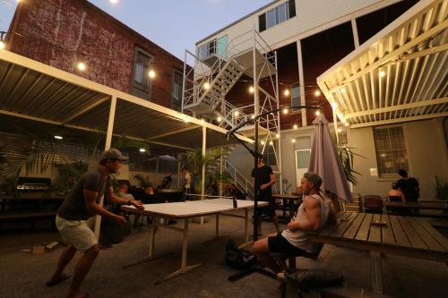 un gruppo di persone che giocano a ping pong di Britannia on William a Perth