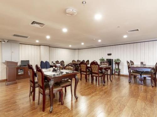 uma grande sala de jantar com mesas e cadeiras em Hohhot Level of Details em Hohhot