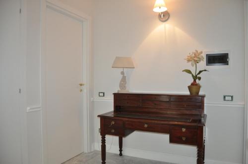 a piano in a room with a lamp and a plant at I Citri in Taranto