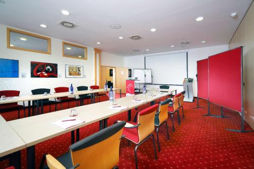 a conference room with a long table and chairs at Altstadthotel Arte in Fulda