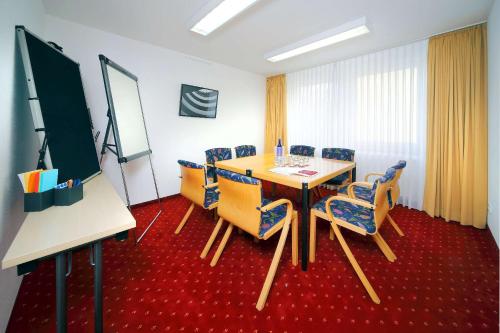 a conference room with a table and chairs at Altstadthotel Arte in Fulda